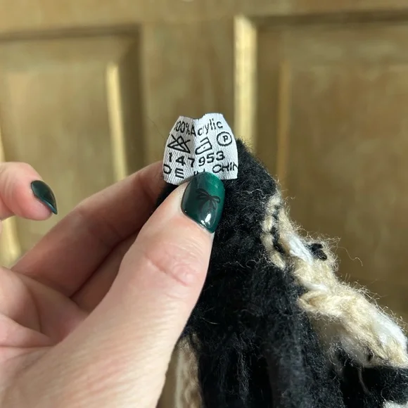 Knitted poncho - Picture 3 of 3